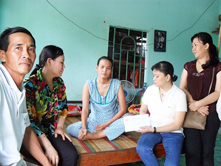 Trao tiền từ thiện