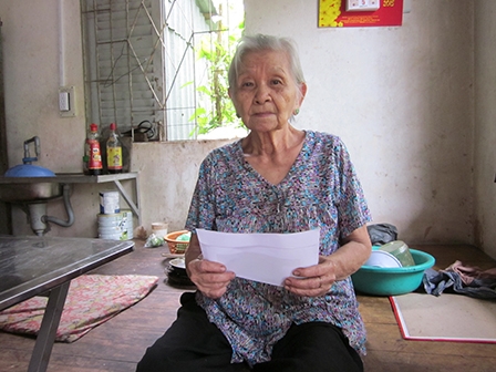 Trao tiền từ thiện