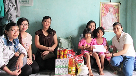 Trao tiền từ thiện