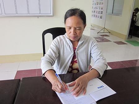 Trao tiền từ thiện