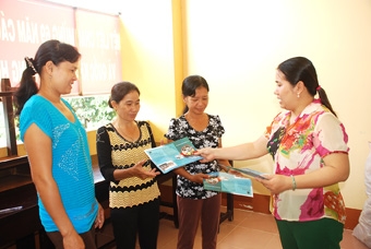 Phối hợp tổ chức các hoạt động 
tuyên truyền về an toàn giao thông