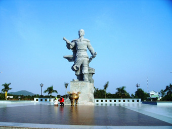 Lên núi Bình San,
nhớ người khai mở đất