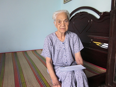 Trao tiền từ thiện