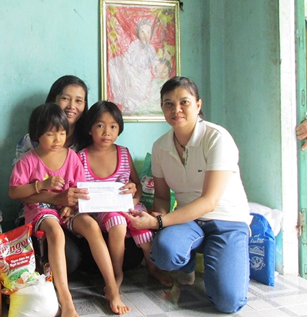 Trao tiền từ thiện