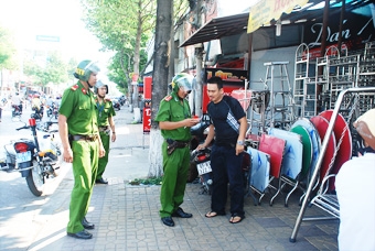 Tăng cường kiểm tra, xử phạt vi phạm lấn chiếm lòng đường, vỉa hè