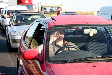 Lái xe khi khát nước nguy hiểm như khi uống rượu bia