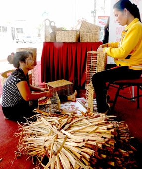 Hợp tác, nâng tầm sản phẩm 
công nghiệp,  tiểu thủ công nghiệp