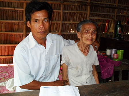 Trao tiền từ thiện