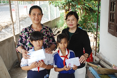 Trao tiền từ thiện