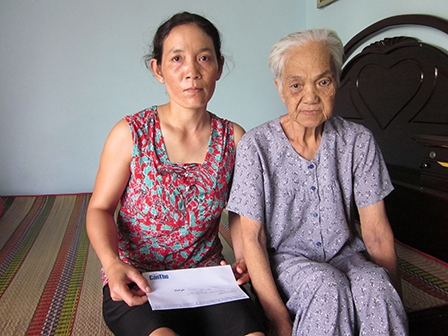 Trao tiền từ thiện