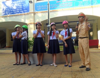 Nhớ lời cô dặn, đội mũ bảo hiểm khi ngồi trên xe gắn máy