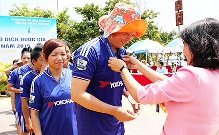 Thuyền rồng Cần Thơ vượt qua “sóng lớn”