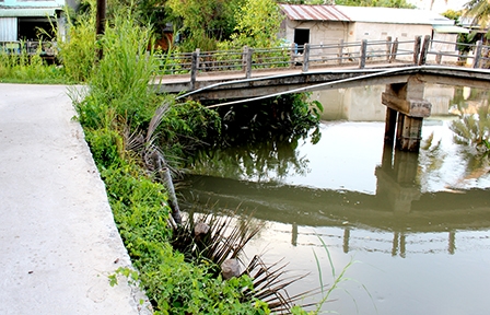 Khẩn trương gia cố đoạn đường bị sạt lở