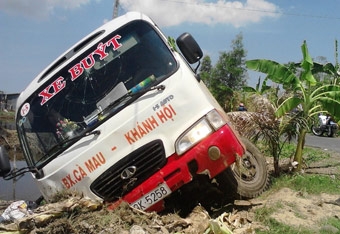 Xe buýt lật nghiêng, hơn chục hành khách bị thương