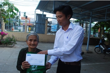 TRAO TIỀN TỪ THIỆN