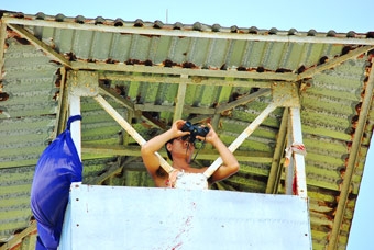 Trắng đêm canh lửa giữa rừng già