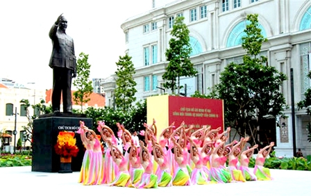 Tổng Bí thư Nguyễn Phú Trọng dự Lễ khánh thành
Tượng đài Chủ tịch Hồ Chí Minh tại thành phố Hồ Chí Minh