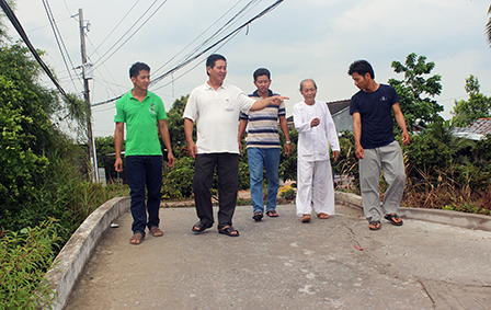 Đẩy mạnh việc học tập và làm theo
tấm gương đạo đức Hồ Chí Minh