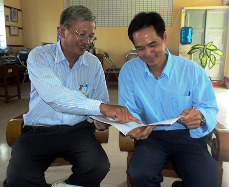 Đẩy mạnh việc học tập và làm theo
tấm gương đạo đức Hồ Chí Minh