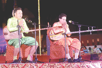 ស្នងមរតកចម្រៀងចាប៉ីដងវែងនៅតំបន់បៃណូយ
