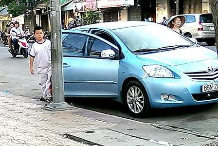 Nên quan sát kỹ trước khi mở cửa ô tô