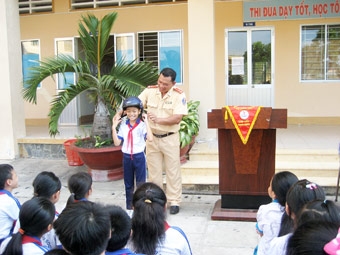 Đẩy mạnh tuyên truyền quy định pháp luật về “đội mũ bảo hiểm đối với trẻ em”