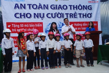 Tặng mũ bảo hiểm cho học sinh 
là con em đồng bào dân tộc thiểu số