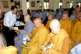 ĐẨY MẠNH TUYÊN TRUYỀN AN TOÀN 
GIAO THÔNG TRONG ĐẠI ĐỨC, TĂNG NI, PHẬT TỬ