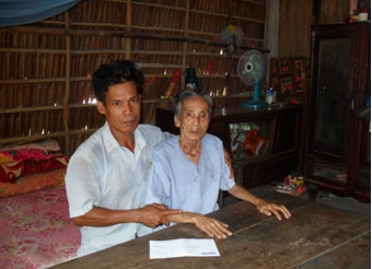 Trao tiền từ thiện