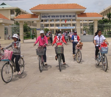 Tăng cường đầu tư
cho sự nghiệp “trồng người”