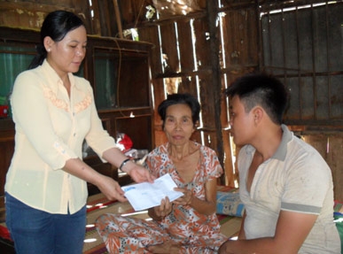 Trao tiền từ thiện