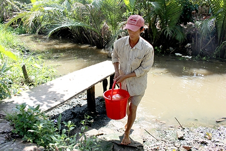 Cần sớm đầu tư hệ thống nước sạch
cho các hộ dân sống ven rạch Bà Máng