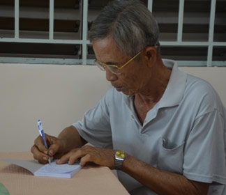 Trao tiền từ thiện