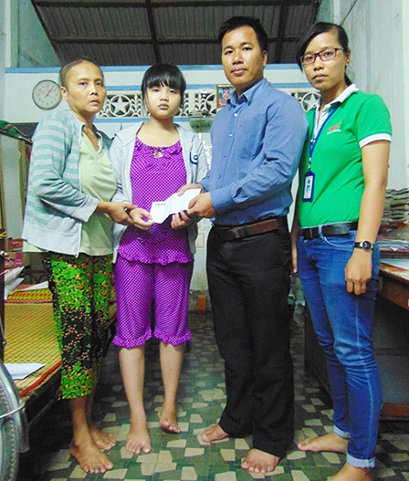 Trao tiền từ thiện