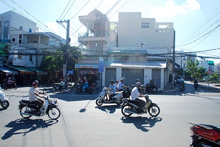 Giao thông phức tạp tại giao lộ đường Mậu Thân- Nguyễn Việt Hồng và rạch Tham Tướng