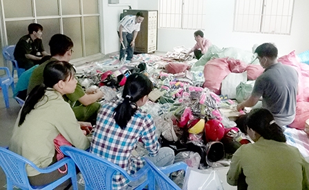 Tiêu hủy các sản phẩm hàng hóa nhập lậu, kém chất lượng