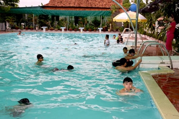 Dịch vụ hồ bơi hút khách dịp hè