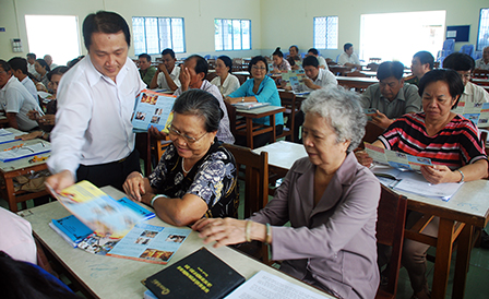 Trang bị kiến thức về an toàn giao thông
cho đồng bào dân tộc thiểu số