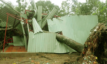 Sóc Trăng: LỐC XOÁY LÀM TỐC MÁI 14 CĂN NHÀ