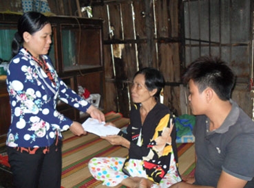 Trao tiền từ thiện