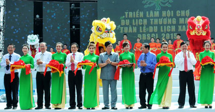 Khai mạc Triển lãm hội chợ du lịch, thương mại ĐBSCL 2015