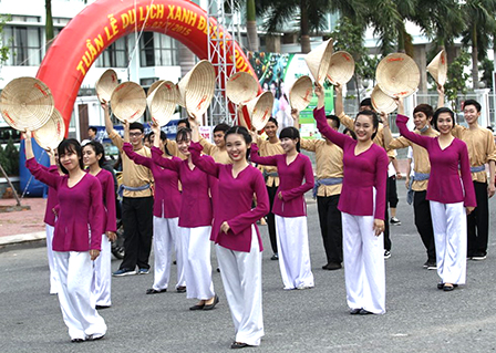 Sắc màu văn hóa miền Tây