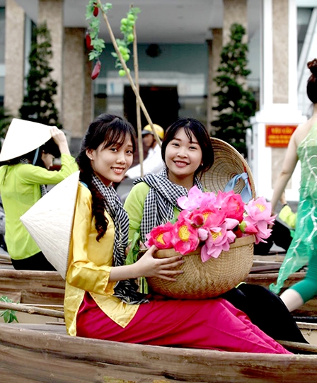 Sắc màu văn hóa miền Tây