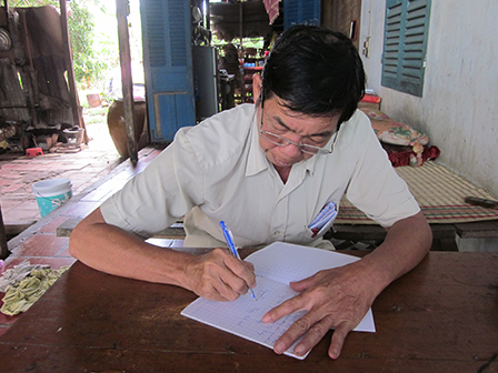 Trao tiền từ thiện