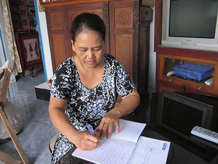 Trao tiền từ thiện