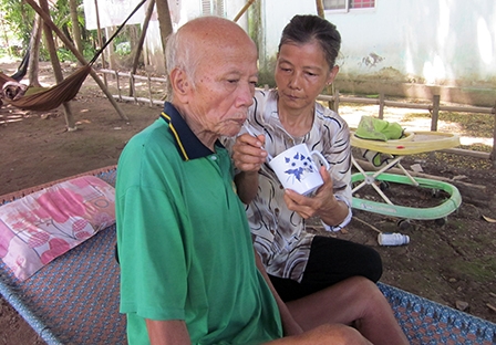 Giúp đỡ đôi vợ chồng già yếu, bệnh tật