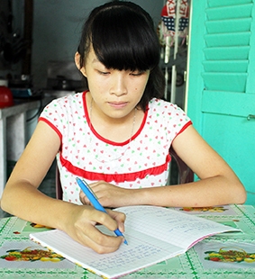 Nguyễn Hồng Nhi - 
VƯỢT KHÓ HỌC GIỎI