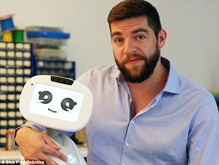 Robot giữ nhà và chơi với trẻ