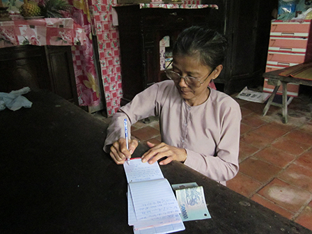 Trao tiền từ thiện