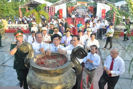 LÃNH ĐẠO ĐẢNG, NHÀ NƯỚC TƯỞNG NIỆM CÁC ANH HÙNG LIỆT SĨ
VÀ VÀO LĂNG VIẾNG CHỦ TỊCH HỒ CHÍ MINH